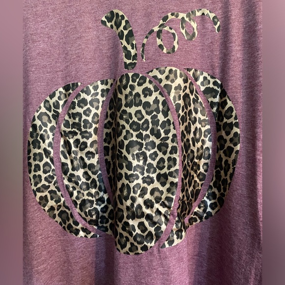 Gildan Fall Cheetah Print Pumpkin on Plum Short Sleeve T-shirt; Size 3X - Picture 2 of 8